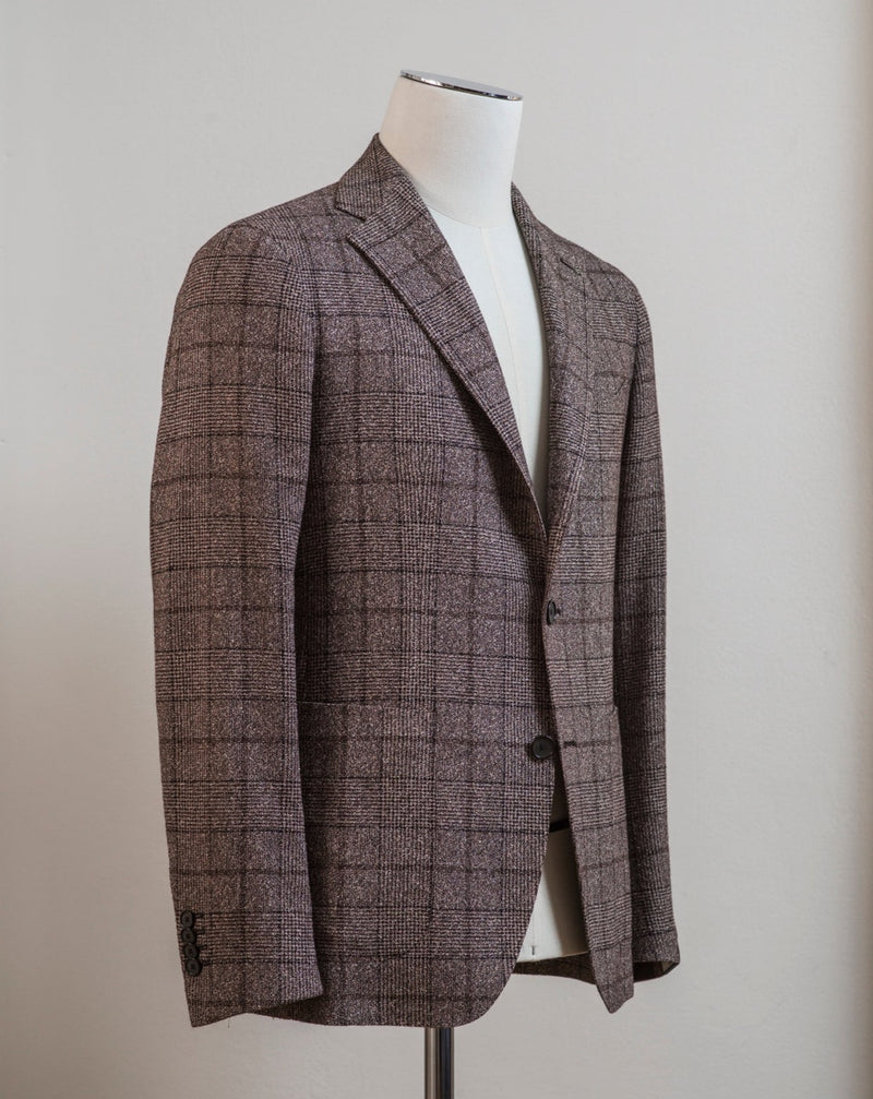 Tagliatore jacket with a easy to combine brown checkered look.  You can find the measurement chart for Tagliatore HERE  Slim fit. Take your normal size.  If in doubt about your size, please contact us HERE Unlined Unconstructed shoulder 2 Buttons Side vents Notch lapel Patch pockets Composition: 50% viscose / 33% wool / 17% polyamide Modello: 1SMC22K Article: 120058 W Colore:T301 Made in Italy