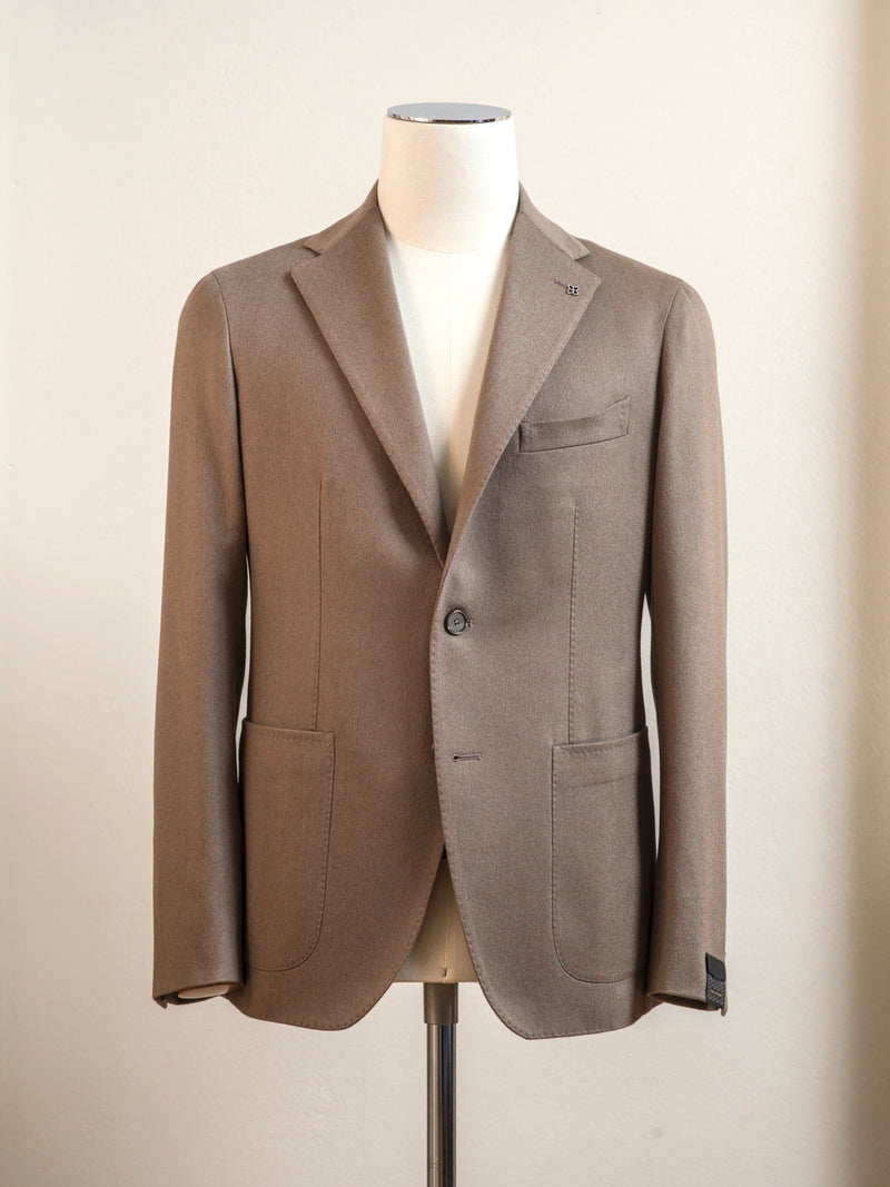 Tagliatore 100% Camel jacket. Pure luxury in a classic color.  You can find the measurement chart for Tagliatore HERE  Slim fit. Take your normal size.  If in doubt about your size, please contact us HERE Unlined Unconstructed shoulder 2 Buttons Side vents Notch lapel Patch pockets Composition: 100% Camel Modello: 1SMC22K Article: 120058 W Colore:T1034 Made in Italy