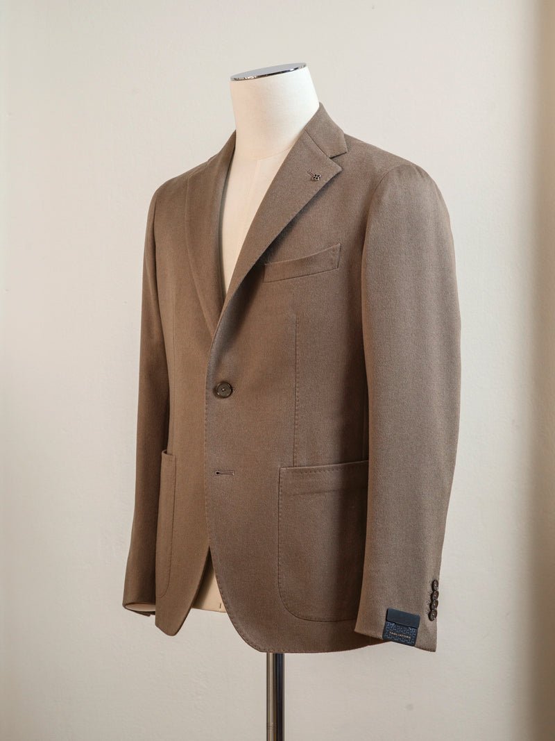 Tagliatore 100% Camel jacket. Pure luxury in a classic color.  You can find the measurement chart for Tagliatore HERE  Slim fit. Take your normal size.  If in doubt about your size, please contact us HERE Unlined Unconstructed shoulder 2 Buttons Side vents Notch lapel Patch pockets Composition: 100% Camel Modello: 1SMC22K Article: 120058 W Colore:T1034 Made in Italy