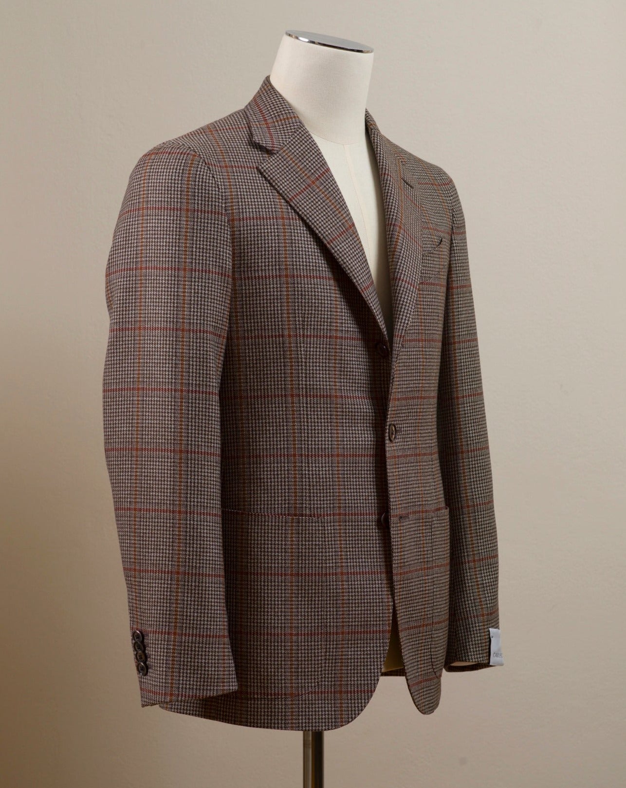 Caruso blazer impeccably tailored in Soragna, Parma, Italy. Stunning lightness and ease of movement without losing the classic tailored elegance. These are some of the ingredients that make Italian tailoring world famous and you can find it all in Caruso garments.  Beautiful handmade detailing and naturally with a full canvas structure inside.  CARUSO Blazer Model Tosca Art. 506938 BF2CM304A 100% wool 2 Patch Pockets Side vents Half Lined Regular fit