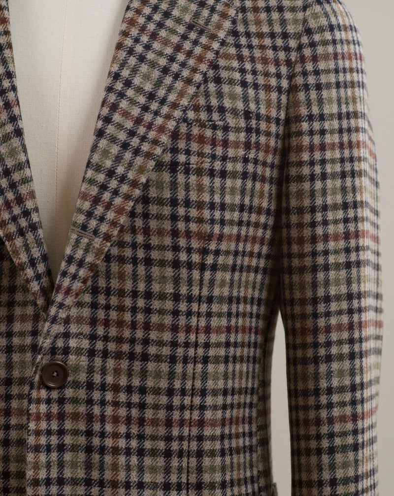 Gun club jacket by Gaiola Napoli.  Soft shoulders and comfortable fit like only Naepolitans can do. Here you have the best of both worlds - sharp look and super comfortable fit.  Unconstructed shoulder 3 roll 2 Buttoning Side vents Notch lapel Patch pockets Composition: 100% wool Lining: 100% CU Color: Beige, brown, green & midnight blue Linea: Gaiola Modello: GJ02 Article: TW22044F Colore: 77 Made in Naples, Italy