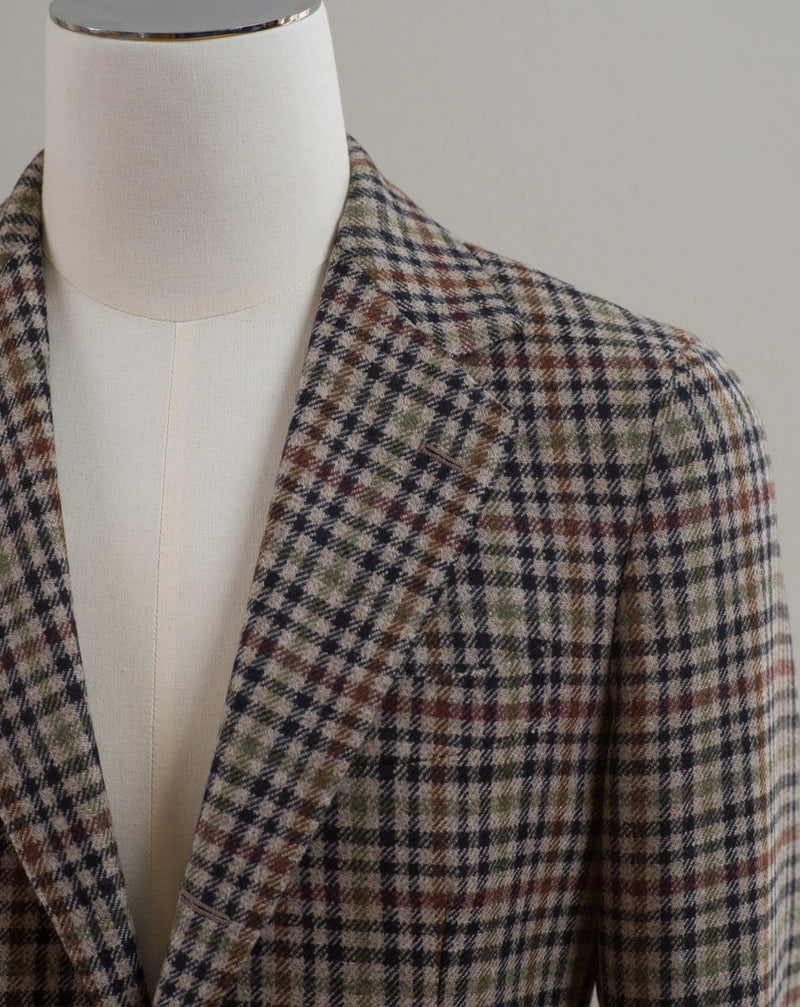 Gun club jacket by Gaiola Napoli.  Soft shoulders and comfortable fit like only Naepolitans can do. Here you have the best of both worlds - sharp look and super comfortable fit.  Unconstructed shoulder 3 roll 2 Buttoning Side vents Notch lapel Patch pockets Composition: 100% wool Lining: 100% CU Color: Beige, brown, green & midnight blue Linea: Gaiola Modello: GJ02 Article: TW22044F Colore: 77 Made in Naples, Italy