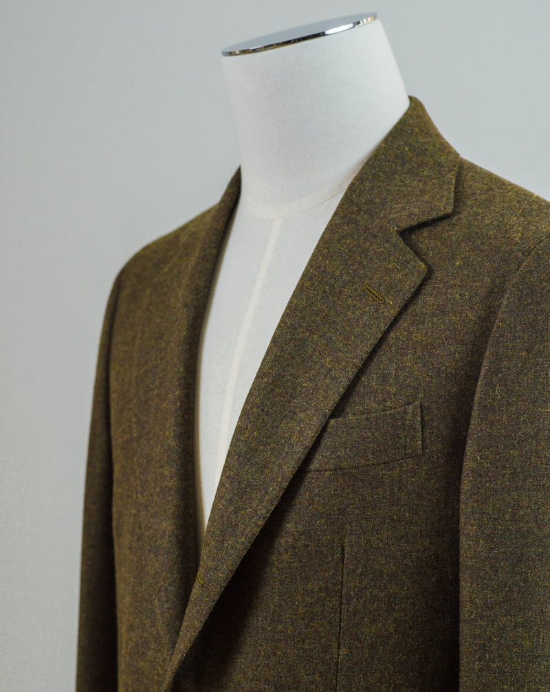 Wool & cashmere jacket by Gaiola Napoli.  Soft shoulders and comfortable fit like only Naepolitans can do. Here you have the best of both worlds - sharp look and super comfortable fit.  Unconstructed shoulder 3 roll 2 Buttoning Side vents Notch lapel Patch pockets Composition: 94% & 6% wool Lining: 100% CU Color: Green Linea: Gaiola Modello: GJ02 Article: TW22037U Colore: 69 Made in Naples, Italy
