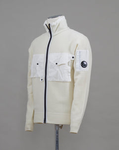 - Ribbed Trims - Lens Detail Sleeve Pocket - Stand Collar - Full Zip Fastening - One Vertical Chest Pocket - One Horizontal Chest PocketArt. 13CMKN281A 005504M Col. 103 / Gauze White C.P. Company Knit Lambswool Cardigan / Gauze White