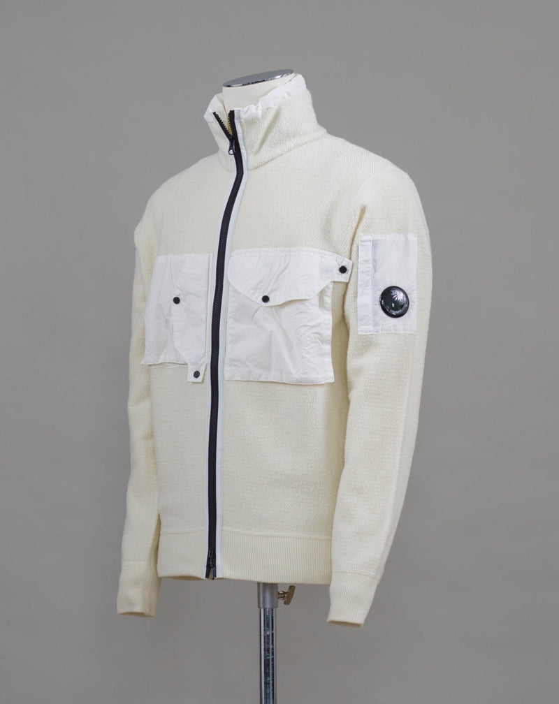 - Ribbed Trims - Lens Detail Sleeve Pocket - Stand Collar - Full Zip Fastening - One Vertical Chest Pocket - One Horizontal Chest PocketArt. 13CMKN281A 005504M Col. 103 / Gauze White C.P. Company Knit Lambswool Cardigan / Gauze White