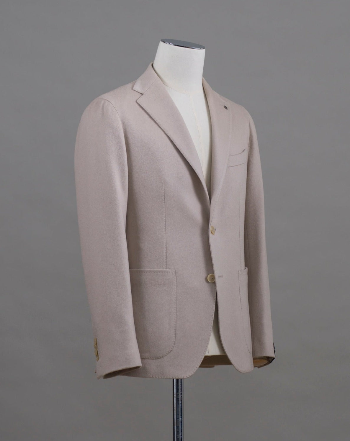 Unconstructed and unlined Cashmere jacket from Tagliatore. 100% Cashmere Mod. 1SMC22K Col. T5070/ Light Beige Made in Martina Franca, Italy