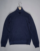Gran Sasso Vintage Merino wool knit. Wear also under a blazer for a relaxed autumn feeling. This knit has been garment dyed to achieve nice vintage look. This means it has more vivid compared to yarn dyed knitwear.  Roll Neck 100% merino wool Vintage washed (garment dyed) Ribbed hem and cuffs Fashion fit Article:   23197/31712 Colore: 905 / Navy Made in Italy