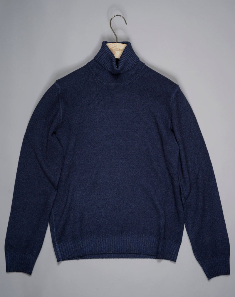 Gran Sasso Vintage Merino wool knit. Wear also under a blazer for a relaxed autumn feeling. This knit has been garment dyed to achieve nice vintage look. This means it has more vivid compared to yarn dyed knitwear.  Roll Neck 100% merino wool Vintage washed (garment dyed) Ribbed hem and cuffs Fashion fit Article:   23197/31712 Colore: 905 / Navy Made in Italy