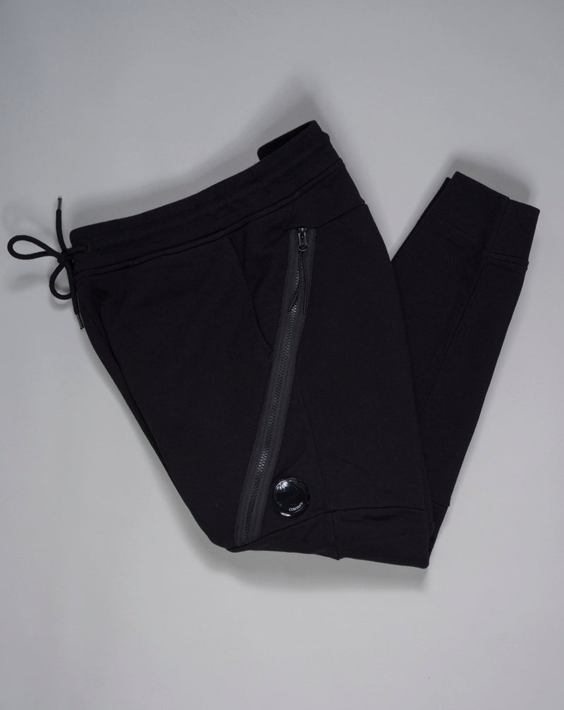 C.P. Company's diagonal raised fleece is a mid-weight option that's woven from a soft loopback cotton, for premium comfort with a durable, rugged feel.  Side slip pockets Lens detail Tapered fit Adjustable drawstring waist Art.  13CMSP064A 005086W Col. 999 / Black 100% cotton