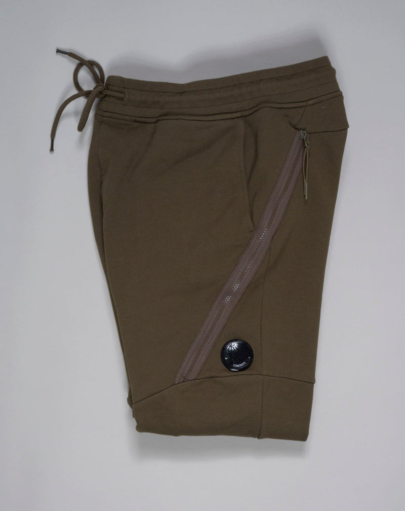 C.P. Company's diagonal raised fleece is a mid-weight option that's woven from a soft loopback cotton, for premium comfort with a durable, rugged feel.  Side slip pockets Lens detail Cargo Pocket on left side Tapered fit Adjustable drawstring waist Art. 13CMSP064A 005086W Col. 683 / Olive Green 100% cotton