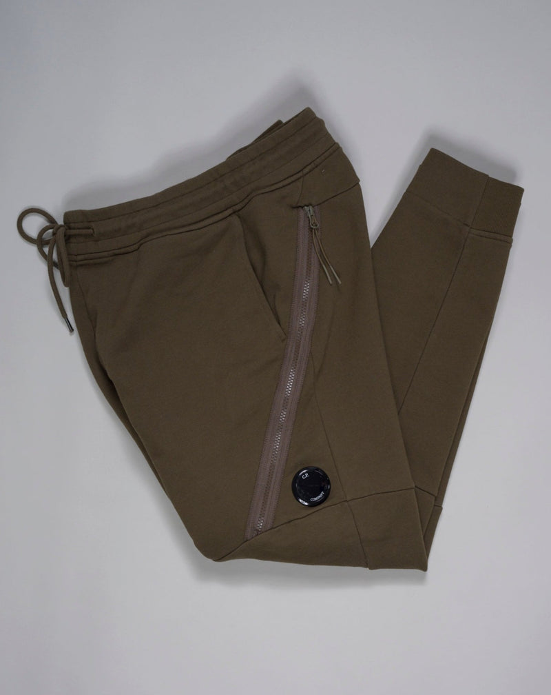 C.P. Company's diagonal raised fleece is a mid-weight option that's woven from a soft loopback cotton, for premium comfort with a durable, rugged feel.  Side slip pockets Lens detail Cargo Pocket on left side Tapered fit Adjustable drawstring waist Art. 13CMSP064A 005086W Col. 683 / Olive Green 100% cotton
