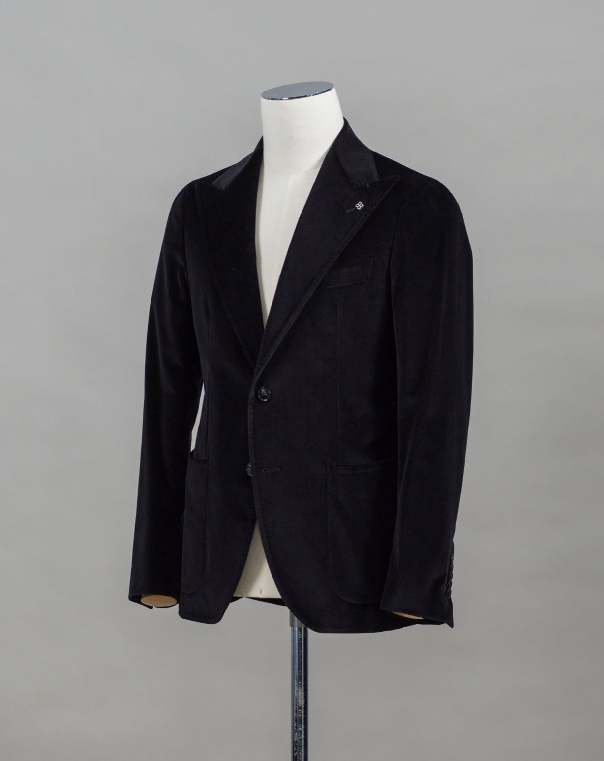 98% Cotton 2% Elastan Col. Black Patch Pockets 2 Buttons Model: G-PL26K--AI / Pino Lerario Made in Martina Franca, Italy Tagliatore Velvet Peak Lapel Jacket / Black