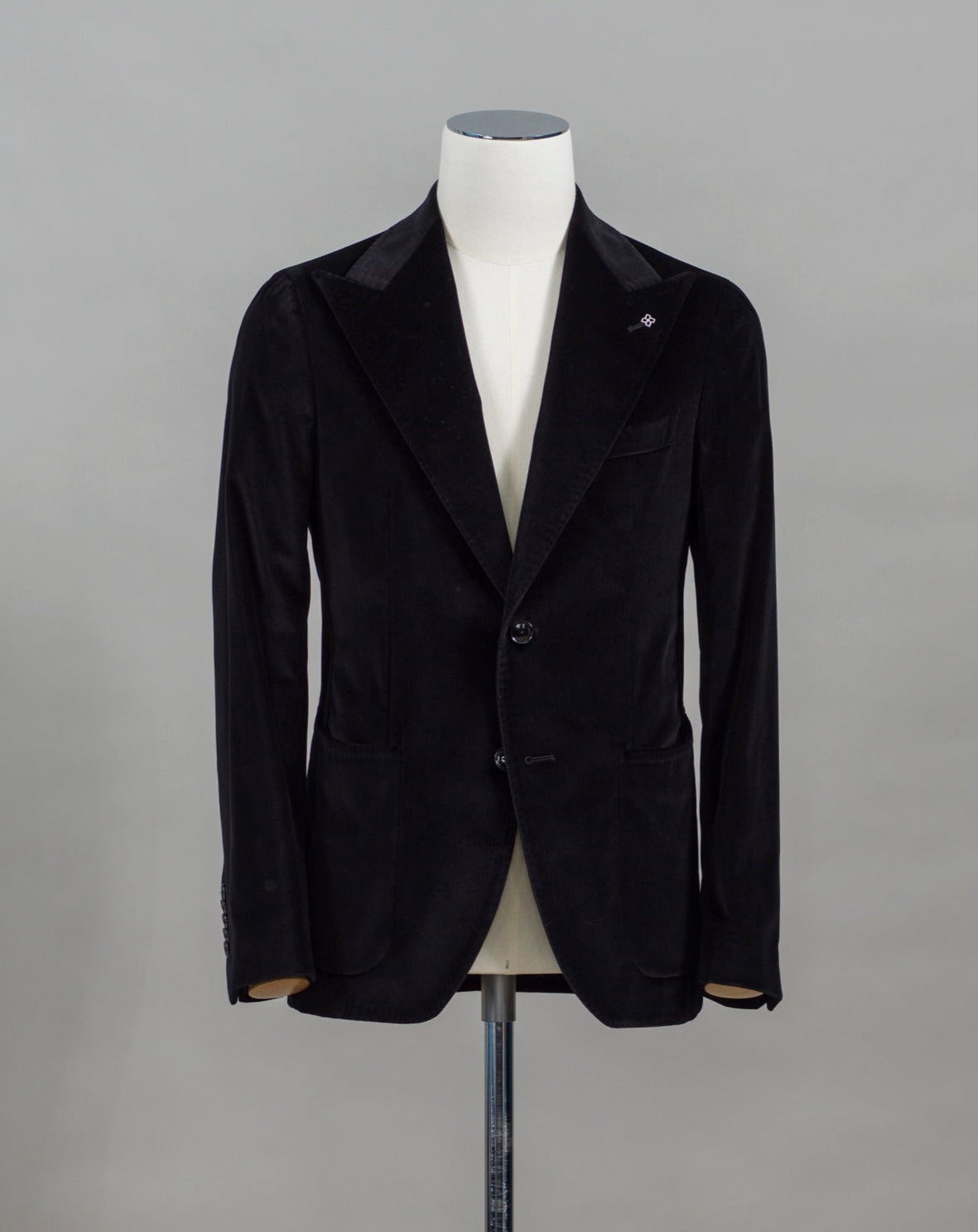 98% Cotton 2% Elastan Col. Black Patch Pockets 2 Buttons Model: G-PL26K--AI / Pino Lerario Made in Martina Franca, Italy Tagliatore Velvet Peak Lapel Jacket / Black