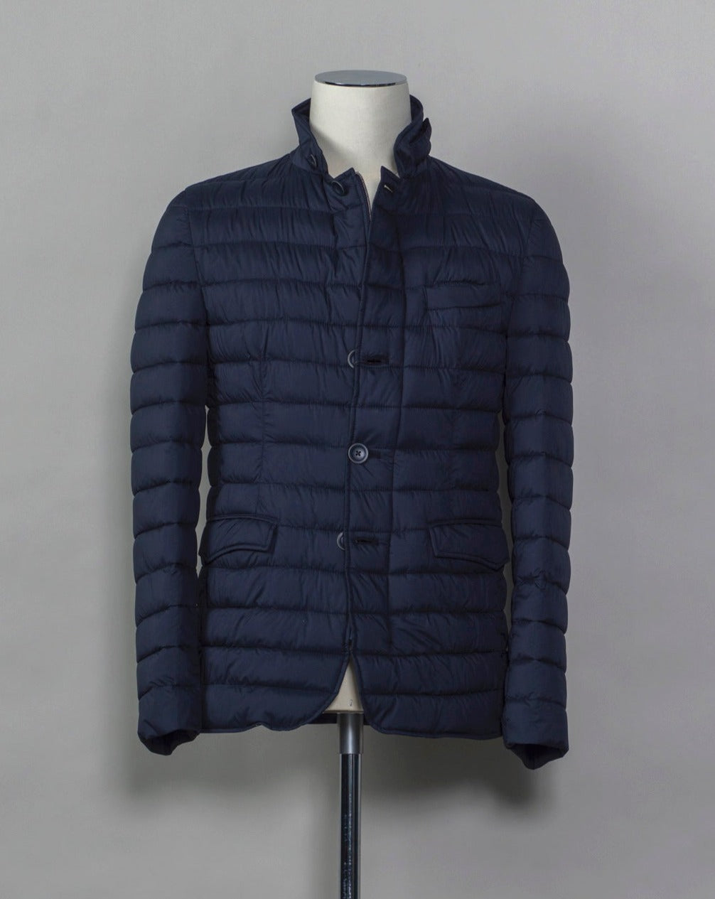 In-Tech™ Alternative Down Light insulation Water repellent Breathable External layer 100% Polyamide Internal padding 100% Polyester Light insulation Buttons and Zip fastening in front Notch lapel Straight flap pockets Center vent PC002ULE 19288 Color: 9250 Made in Romania Herno In-Tech™ Alternative Down jacket. Very versatile outerwear piece