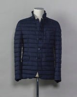 In-Tech™ Alternative Down Light insulation Water repellent Breathable External layer 100% Polyamide Internal padding 100% Polyester Light insulation Buttons and Zip fastening in front Notch lapel Straight flap pockets Center vent PC002ULE 19288 Color: 9250 Made in Romania Herno In-Tech™ Alternative Down jacket. Very versatile outerwear piece