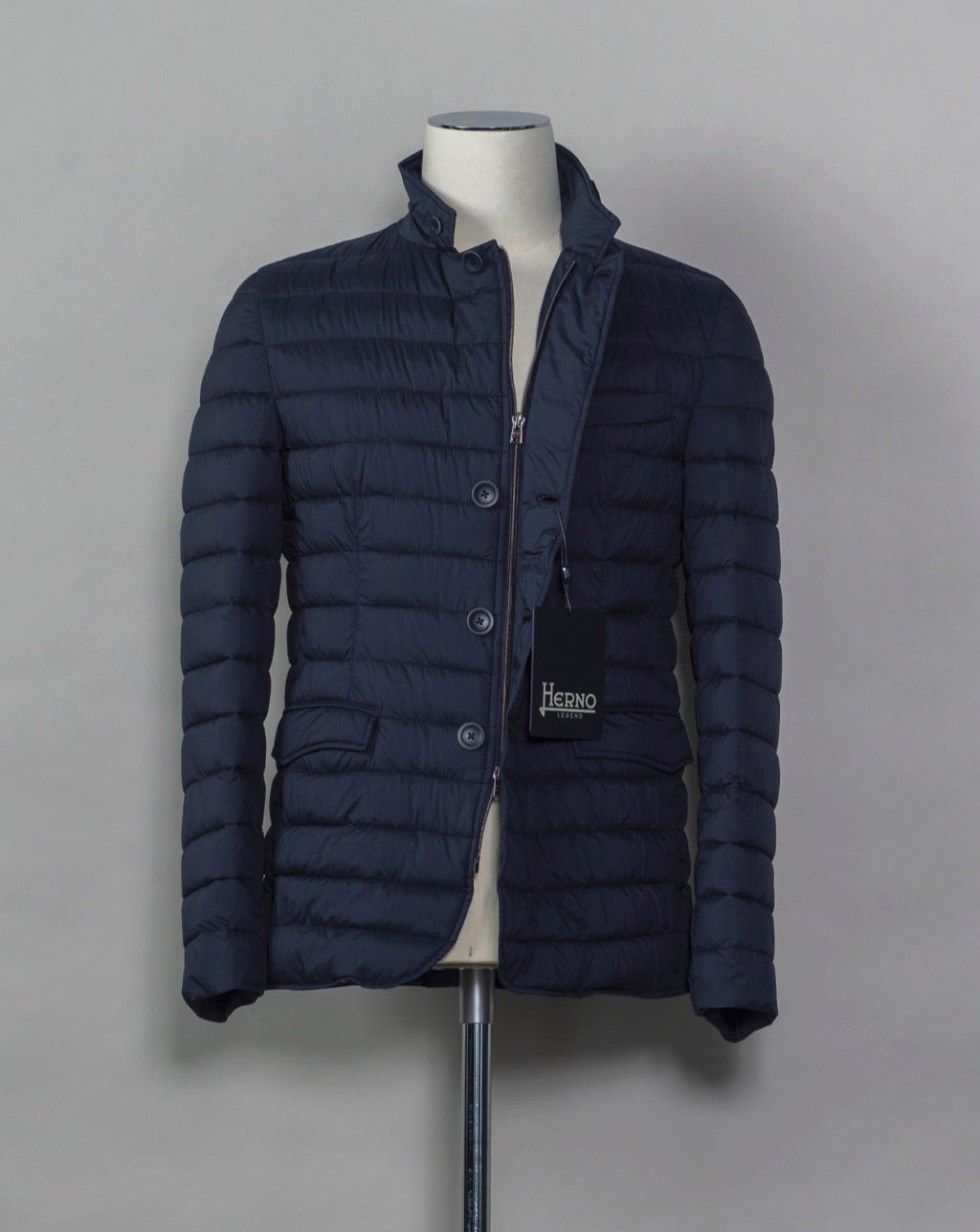 In-Tech™ Alternative Down Light insulation Water repellent Breathable External layer 100% Polyamide Internal padding 100% Polyester Light insulation Buttons and Zip fastening in front Notch lapel Straight flap pockets Center vent PC002ULE 19288 Color: 9250 Made in Romania Herno In-Tech™ Alternative Down jacket. Very versatile outerwear piece