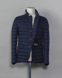 In-Tech™ Alternative Down Light insulation Water repellent Breathable External layer 100% Polyamide Internal padding 100% Polyester Light insulation Buttons and Zip fastening in front Notch lapel Straight flap pockets Center vent PC002ULE 19288 Color: 9250 Made in Romania Herno In-Tech™ Alternative Down jacket. Very versatile outerwear piece