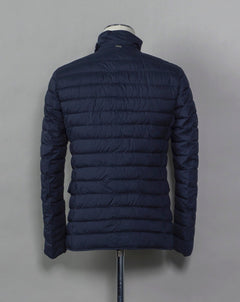 In-Tech™ Alternative Down Light insulation Water repellent Breathable External layer 100% Polyamide Internal padding 100% Polyester Light insulation Buttons and Zip fastening in front Notch lapel Straight flap pockets Center vent PC002ULE 19288 Color: 9250 Made in Romania Herno In-Tech™ Alternative Down jacket. Very versatile outerwear piece