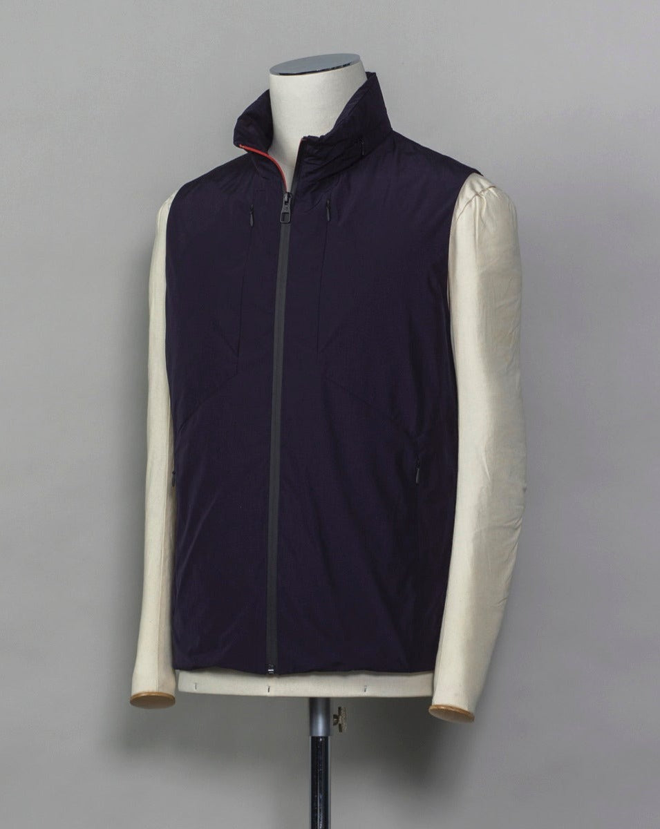 Montecore light down vest. Four zippered pockets outside and 2 inside. Light weight hood folded inside the collar. Article: S04MUWX725 Fabric: Solotex® 100% Polyester Lining: 100% Polyamide Filling: 90% Down 10% Feathers Color: 89 / Navy