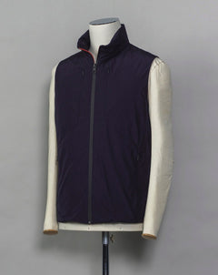 Montecore light down vest. Four zippered pockets outside and 2 inside. Light weight hood folded inside the collar. Article: S04MUWX725 Fabric: Solotex® 100% Polyester Lining: 100% Polyamide Filling: 90% Down 10% Feathers Color: 89 / Navy