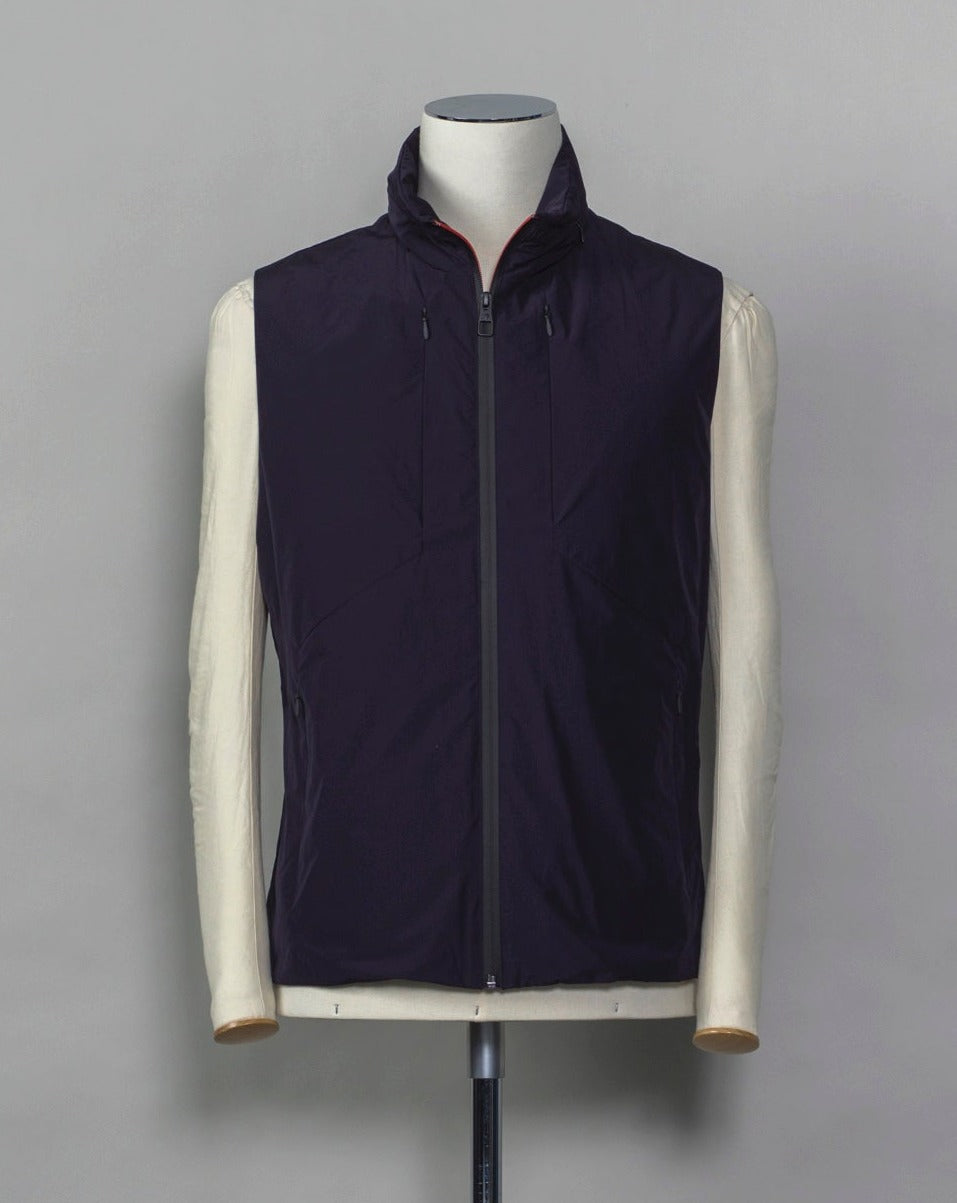 Montecore light down vest. Four zippered pockets outside and 2 inside. Light weight hood folded inside the collar. Article: S04MUWX725 Fabric: Solotex® 100% Polyester Lining: 100% Polyamide Filling: 90% Down 10% Feathers Color: 89 / Navy