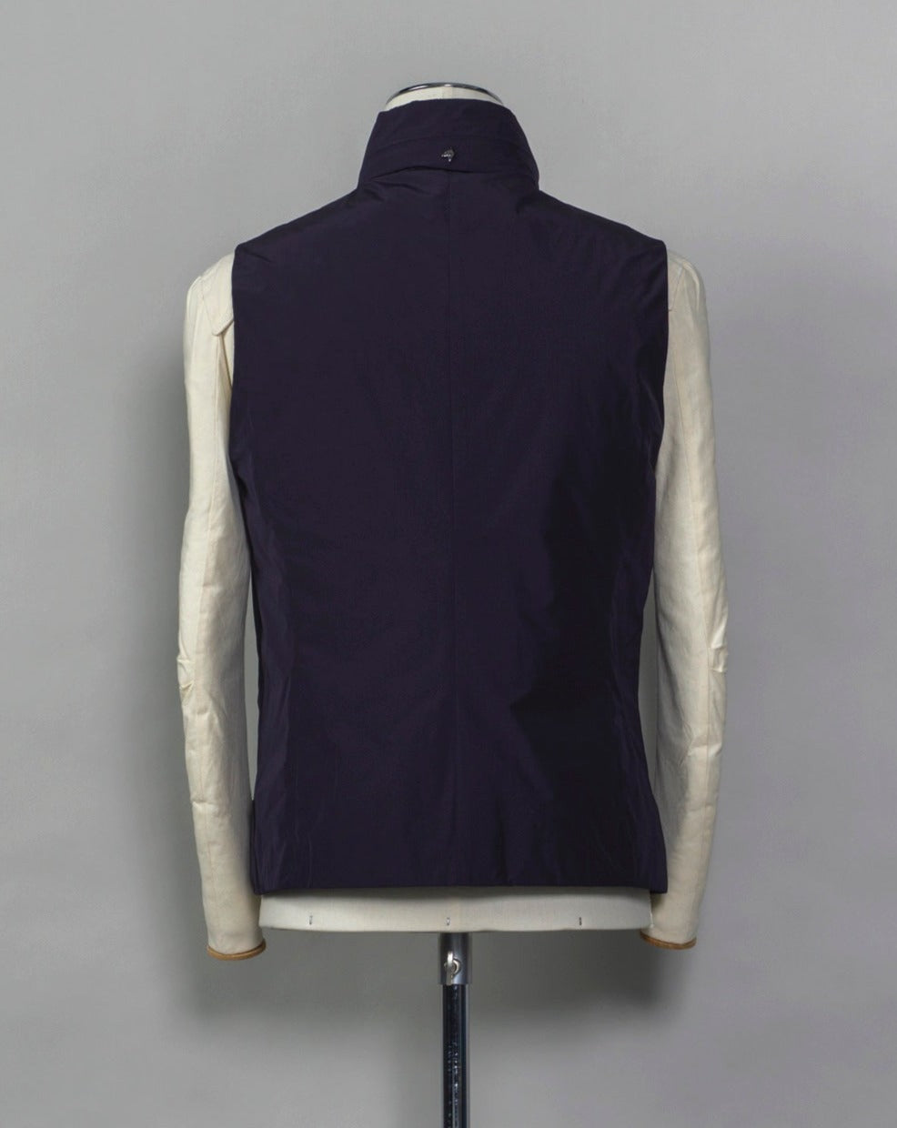 Montecore light down vest. Four zippered pockets outside and 2 inside. Light weight hood folded inside the collar. Article: S04MUWX725 Fabric: Solotex® 100% Polyester Lining: 100% Polyamide Filling: 90% Down 10% Feathers Color: 89 / Navy