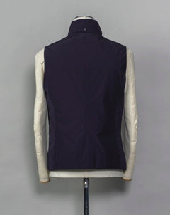 Montecore light down vest. Four zippered pockets outside and 2 inside. Light weight hood folded inside the collar. Article: S04MUWX725 Fabric: Solotex® 100% Polyester Lining: 100% Polyamide Filling: 90% Down 10% Feathers Color: 89 / Navy