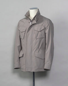  Montecore waterproof field jacket. Four pockets in front and adjustable waistband. Adjustable hood that can be folded inside the collar. So all the classical elements of a proper field jacket plus the added value of a waterproof and breathable technical  material. Four pockets in front Adjustable waist band Adjustable hood inside the collar Waterproof Breathable Taped seams 79% Polyester 21% Polyurethane Art. S04MUCT603 Col. 23 / Stone Grey