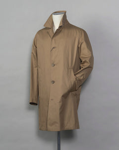 This garment comes Herno's historical archive. The inspiration comes from our passion and innovative research that we have been committed to since 1948.   Composition: main fabric 100% cotton, secondary fabric: 65% polyester 35% cotton, lining 100% cotton Hidden button front closure Two slanted side pockets and two inner pockets Half lined  Made in Italy IM000309U 13218 Color: 2000