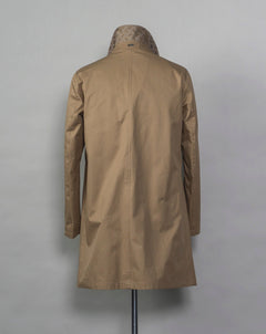 This garment comes Herno's historical archive. The inspiration comes from our passion and innovative research that we have been committed to since 1948.   Composition: main fabric 100% cotton, secondary fabric: 65% polyester 35% cotton, lining 100% cotton Hidden button front closure Two slanted side pockets and two inner pockets Half lined  Made in Italy IM000309U 13218 Color: 2000