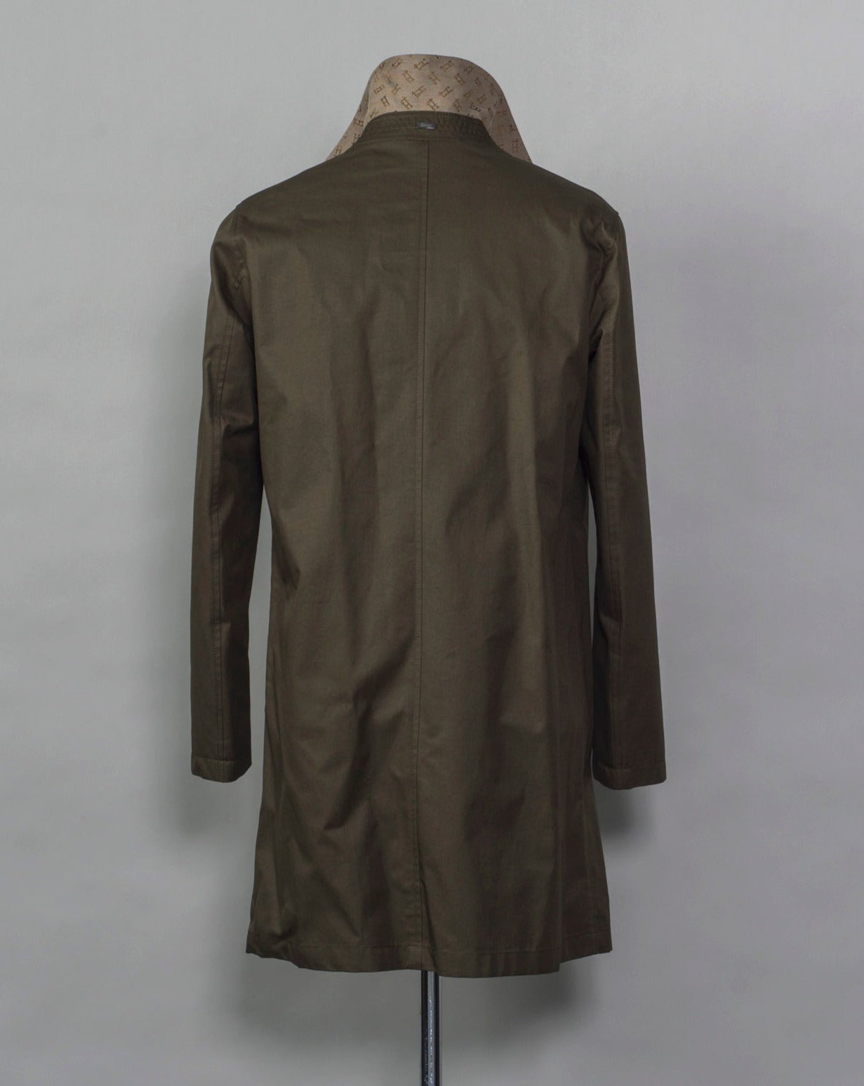 This garment comes Herno's historical archive. The inspiration comes from our passion and innovative research that we have been committed to since 1948.   Composition: main fabric 100% cotton, secondary fabric: 65% polyester 35% cotton, lining 100% cotton Hidden button front closure Two slanted side pockets and two inner pockets Half lined  Made in Italy IM000309U 13218 Color: 7730