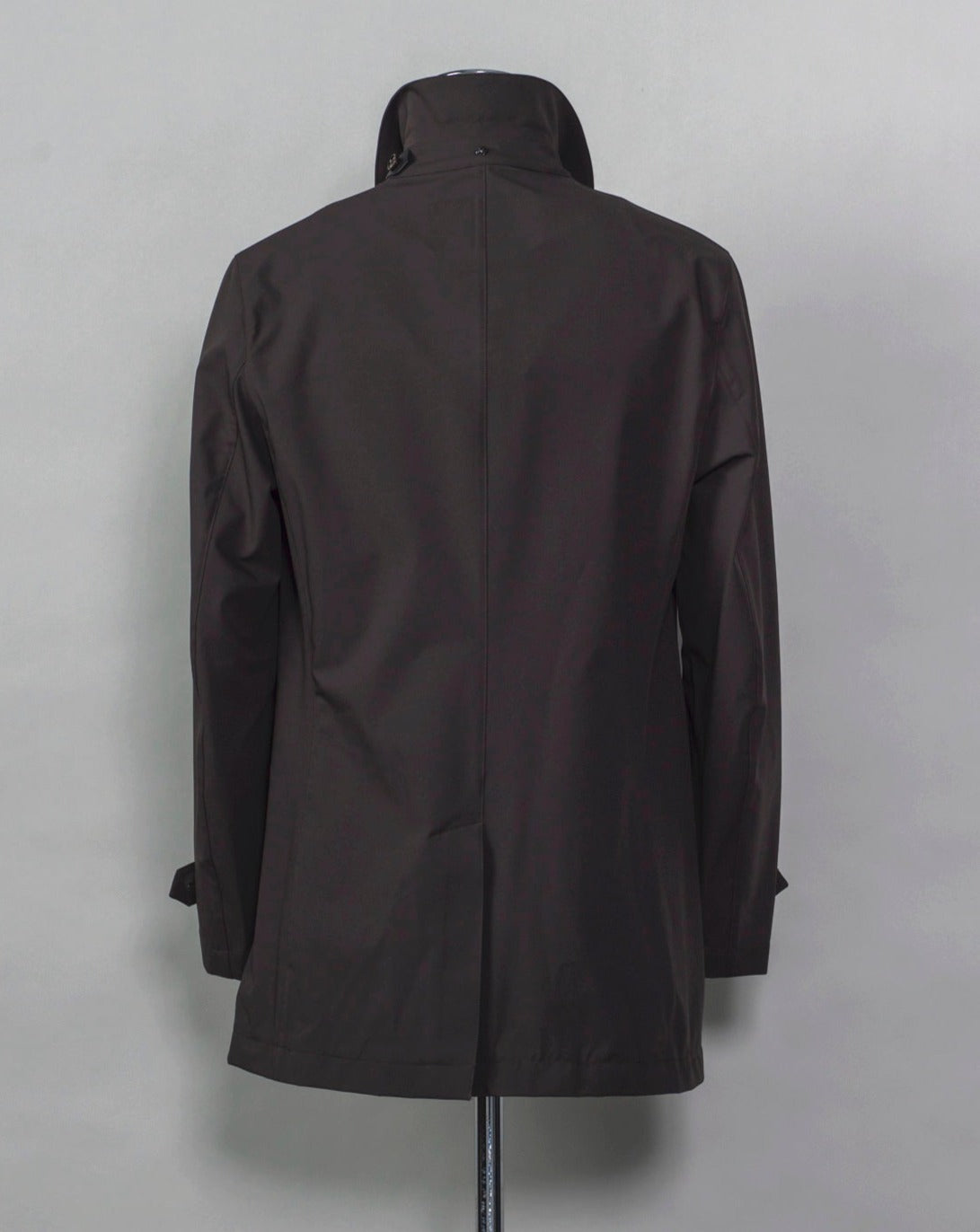 Unlined and unconstructed car coat from Montecore. Two-way-stretch fabric for maximum comfort. Car coat 5 buttons in front Slanted front pockets Center back vent  Article: S04MUC600 Compositon: 83% Polyamide 17% Elastan Color: 38 / Dark Olive