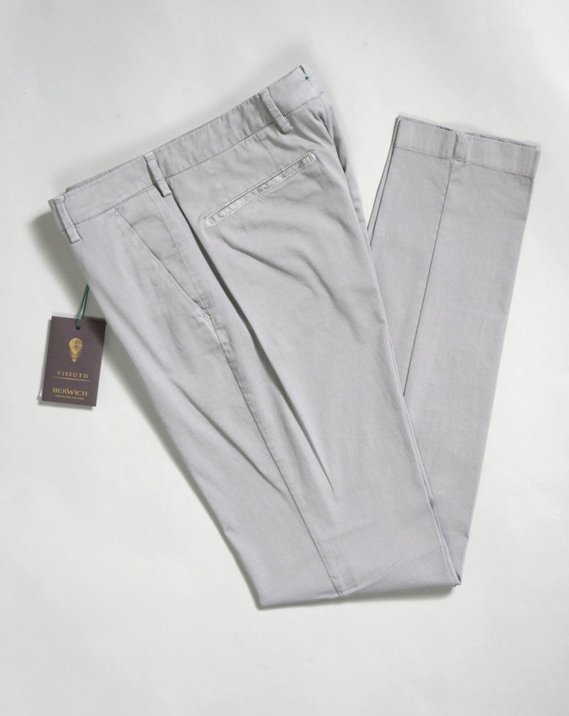 Classic model Morello from Berwich with a little silk in it. Soft and luxurious feel for a pair of summer chinos. Composition: 88% Cotton 10% Silk 2% Elastan Model: Morello-GD (Garment dyed) Article: tf0599x Color: Conza / 701 Made in Martina Franca, Italy