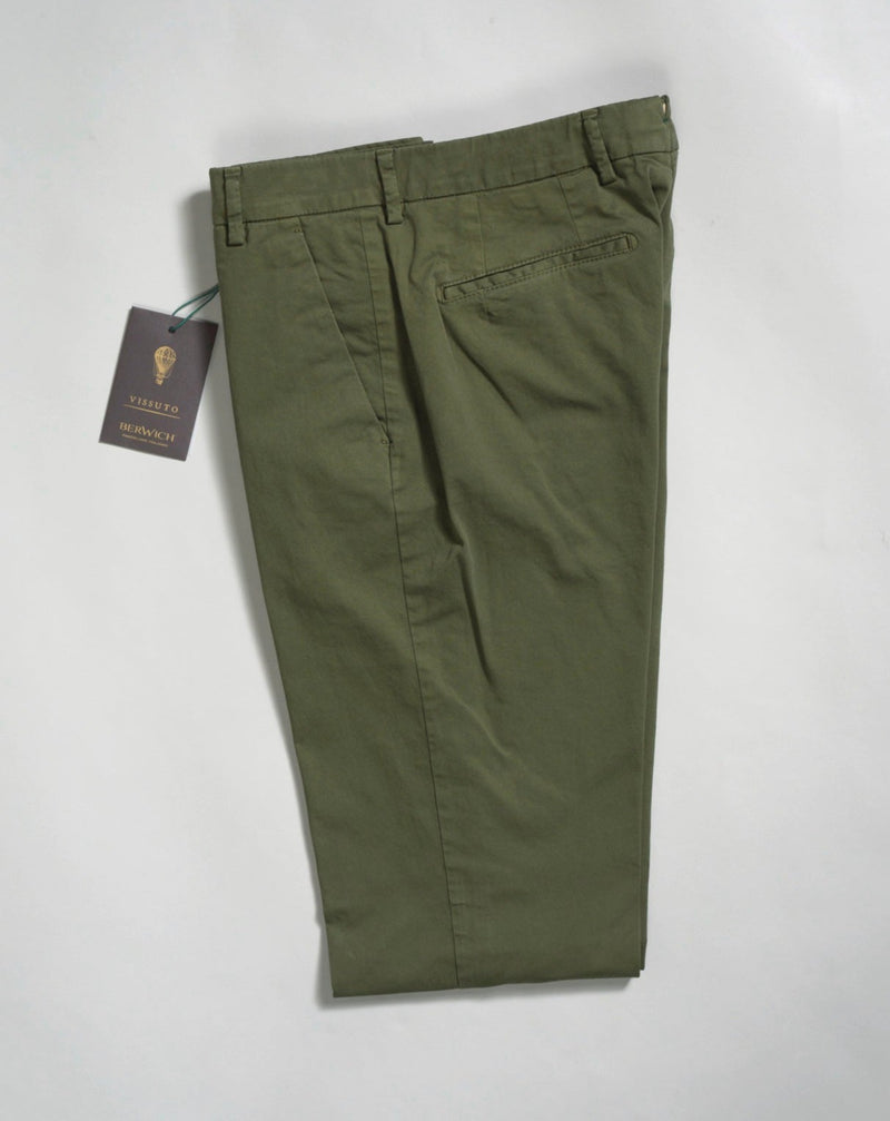  Morello slim fit chinos. A true corner stone of every man’s casual wardrobe. Combine with a smart blazer or a nice knit.   By far our best selling model from Berwich. It has been in our collection for several years and will be there in the future for sure.  Composition: 98% Cotton 2% Elastan Model: Morello-GD (Garment-Dyed) Article: ts0001x Color: Militare / 5520 Made in Martina Franca, Italy