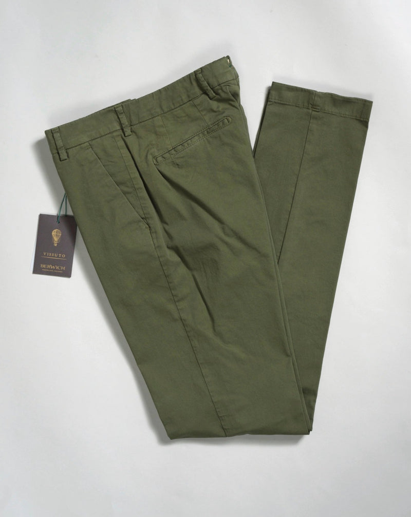 Morello slim fit chinos. A true corner stone of every man’s casual wardrobe. Combine with a smart blazer or a nice knit.   By far our best selling model from Berwich. It has been in our collection for several years and will be there in the future for sure.  Composition: 98% Cotton 2% Elastan Model: Morello-GD (Garment-Dyed) Article: ts0001x Color: Militare / 5520 Made in Martina Franca, Italy