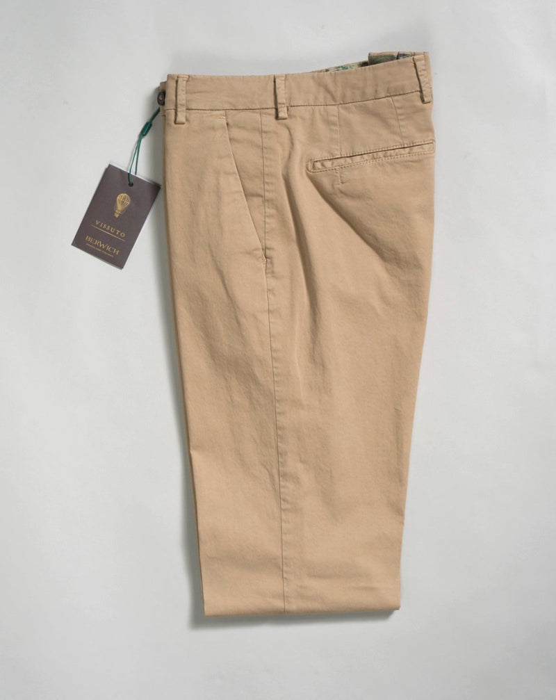 Berwich Morello with a little silk added to the fabric for a soft and luxurious touch. Great summer chinos.  Composition: 88% Cotton 10% Silk 2% Elastan Model: Morello-GD (Garment dyed) Article: tf0599x Color: Sabbia / 199 Made in Martina Franca, Italy