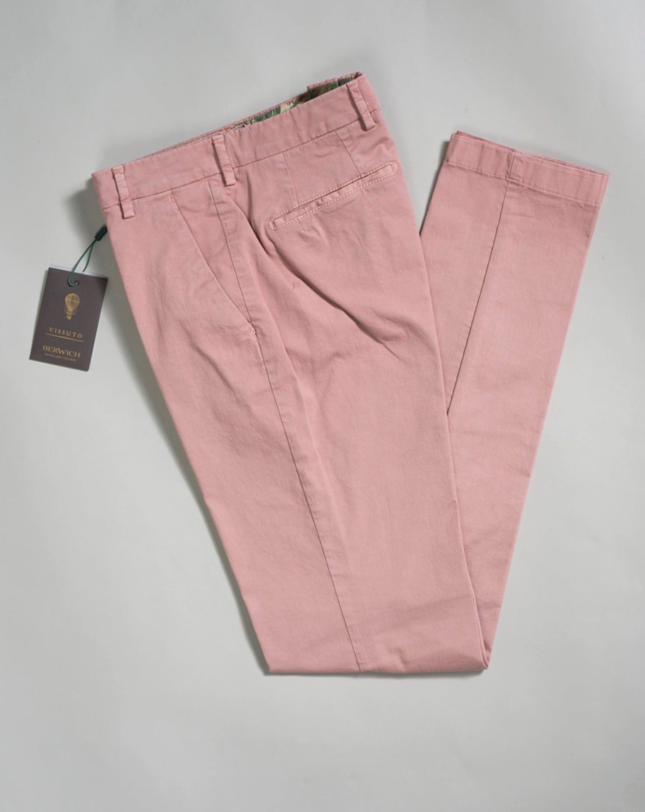Morello slim fit chinos. A true corner stone of every man’s casual wardrobe. Combine with a smart blazer or a nice knit.   By far our best selling model from Berwich. It has been in our collection for several years and will be there in the future for sure.  Composition: 98% Cotton 2% Elastan Model: Morello-GD (Garment-Dyed) Article: ts0001x Color: Rosa / 2528 Made in Martina Franca, Italy