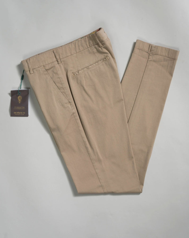 Morello slim fit chinos. A true corner stone of every man’s casual wardrobe. Combine with a smart blazer or a nice knit.   By far our best selling model from Berwich. It has been in our collection for several years and will be there in the future for sure.  Composition: 98% Cotton 2% Elastan Model: Morello-GD (Garment-Dyed) Article: ts0001x Color: Sabbia / 199 Made in Martina Franca, Italy