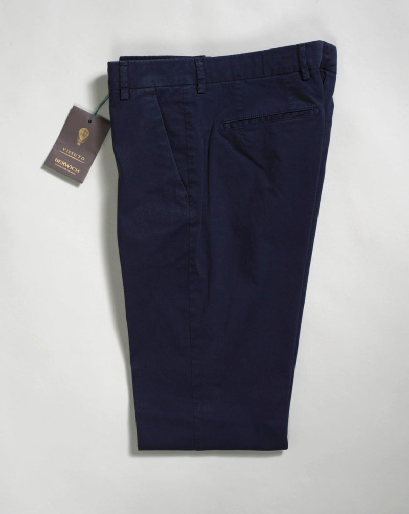 Morello slim fit chinos. A true corner stone of every man’s casual wardrobe. Combine with a smart blazer or a nice knit.   By far our best selling model from Berwich. It has been in our collection for several years and will be there in the future for sure.  Composition: 98% Cotton 2% Elastan Model: Morello-GD (Garment-Dyed) Article: ts0001x Color: Navy / 665 Made in Martina Franca, It