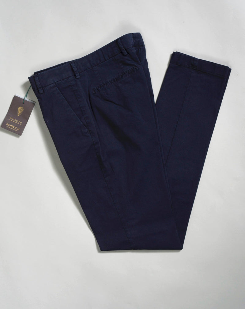 Morello slim fit chinos. A true corner stone of every man’s casual wardrobe. Combine with a smart blazer or a nice knit.   By far our best selling model from Berwich. It has been in our collection for several years and will be there in the future for sure.  Composition: 98% Cotton 2% Elastan Model: Morello-GD (Garment-Dyed) Article: ts0001x Color: Navy / 665 Made in Martina Franca, It
