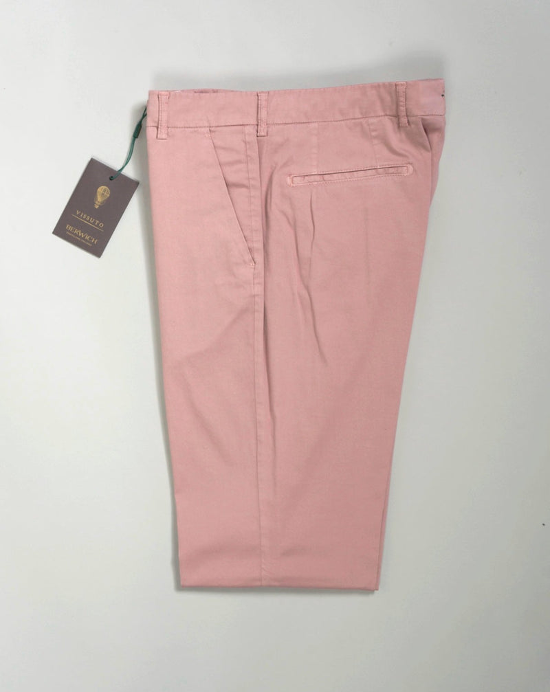 Berwich Morello with a little silk added to the fabric for a soft and luxurious touch. Great summer chinos.  Composition: 88% Cotton 10% Silk 2% Elastan Model: Morello-GD (Garment dyed) Article: tf0599x Color: Rosa / 2528 Made in Martina Franca, Italy