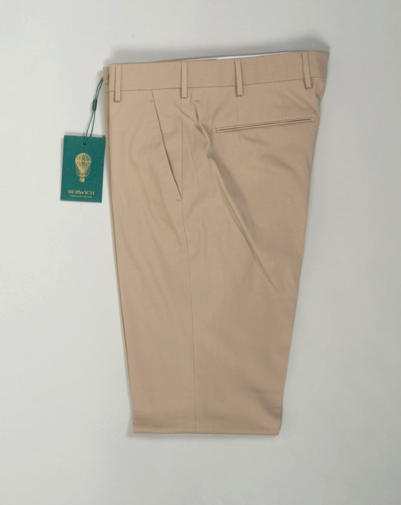 Basic Morello slim fit chinos. These chinos are crafted of yarn dyed fabric to achieve a very clean and sophisticated look. Composition: 97% Cotton 3% Elastan Model: Morello Article: ck1970x Color: Beige Made in Martina Franca, Italy