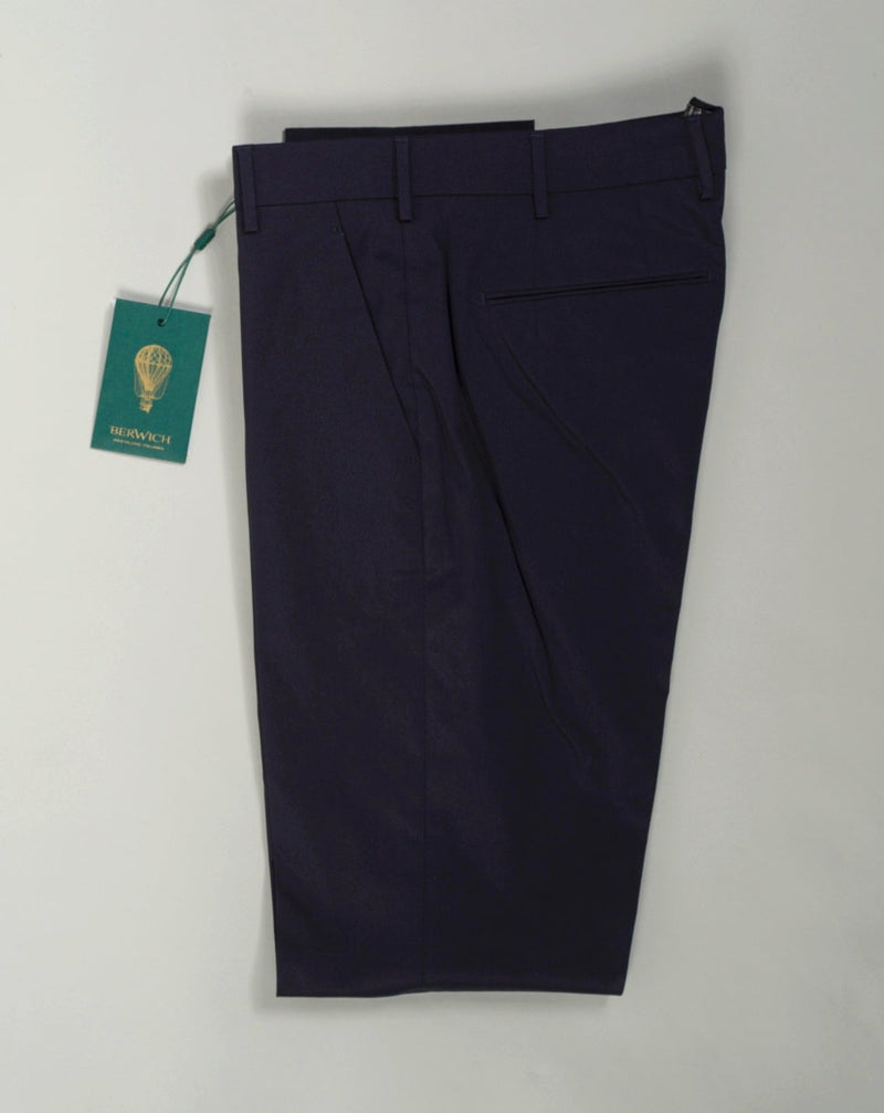 Basic Morello slim fit chinos. These chinos are crafted of yarn dyed fabric to achieve a very clean and sophisticated look.  Composition: 97% Cotton 3% Elastan Model: Morello Article: ck1970x Color: Navy Made in Martina Franca, Italy
