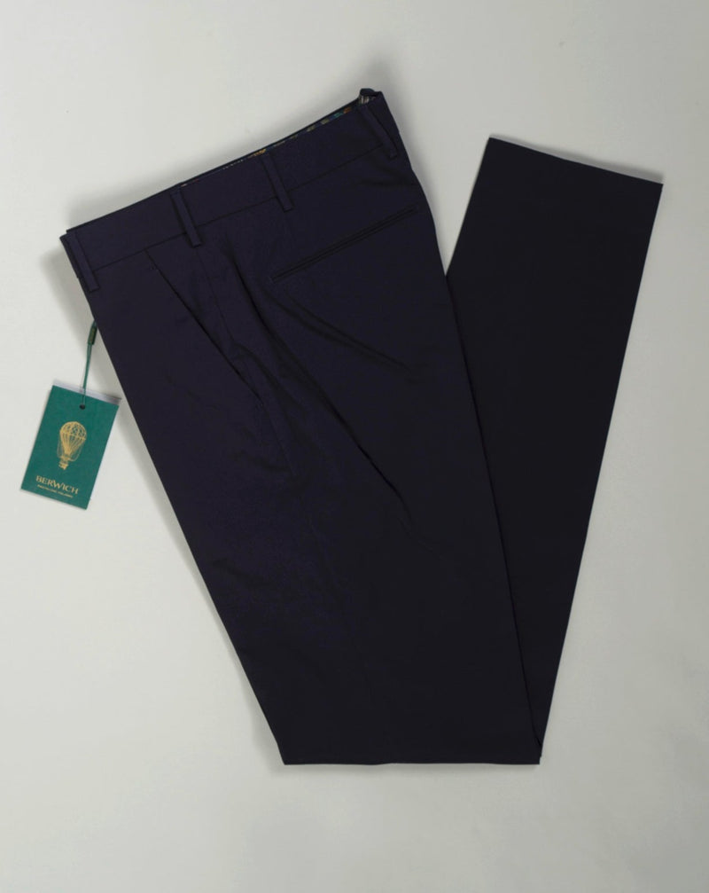 Basic Morello slim fit chinos. These chinos are crafted of yarn dyed fabric to achieve a very clean and sophisticated look.  Composition: 97% Cotton 3% Elastan Model: Morello Article: ck1970x Color: Navy Made in Martina Franca, Italy