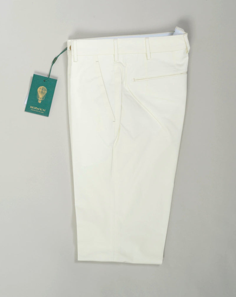 Basic Morello slim fit chinos. These chinos are crafted of yarn dyed fabric to achieve a very clean and sophisticated look.  Composition: 97% Cotton 3% Elastan Model: Morello Article: ck1970x Color: Chalk Made in Martina Franca, Italy