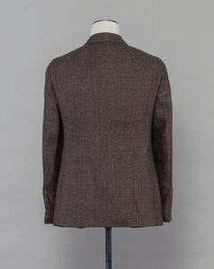 Caruso blazer impeccably tailored in Soragna, Parma, Italy. Stunning lightness and ease of movement without losing the classic tailored elegance. These are some of the ingredients that make Italian tailoring world famous and you can find it all in Caruso garments.  Beautiful handmade detailing and naturally with a full canvas structure inside.  Full canvas Half lined  Unconstructed shoulder Model: Tosca Composition: 58% linen & 42% wool Color: 0560 / Brown Article: BF2CM204A