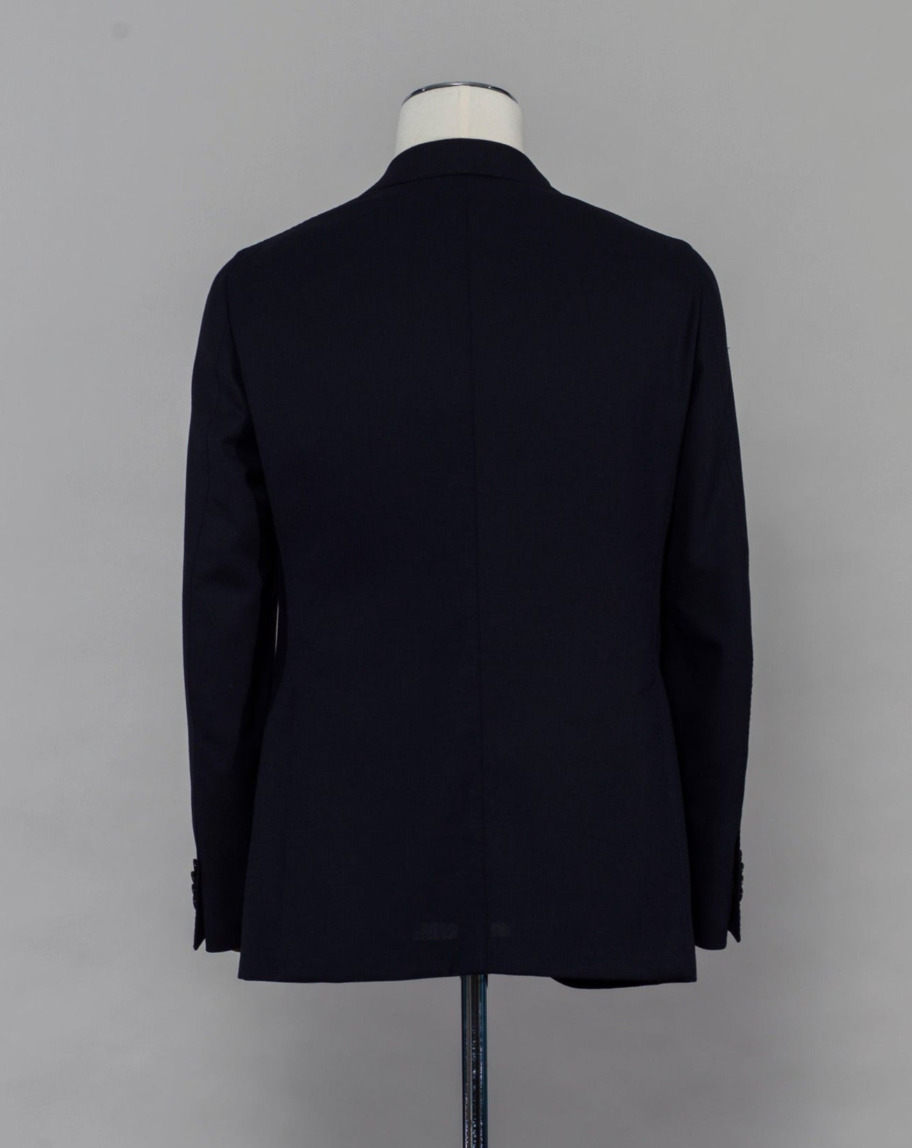 Caruso blazer impeccably tailored in Soragna, Parma, Italy. Stunning lightness and ease of movement without losing the classic tailored elegance. These are some of the ingredients that make Italian tailoring world famous and you can find it all in Caruso garments.  Beautiful handmade detailing and naturally with a full canvas structure inside.  Full canvas Half lined  Unconstructed shoulder Mod. Aida 100% wool Col. 0110 / Navy