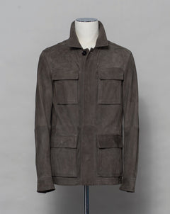 Light field jacket made of soft goatskin suede and napped inside. Four flap pockets in front and adjustable draw string on the waist. Super soft leather and light tone in color together make a truly luxurious interpretation of a field jacket.  100% goatskin suede, napped inside Body: unlined, sleeve lining: 100% polyamide Metal buttons with embossed logo Four large flap pocket Inside pockets Mod: 91 1501 ZN 414