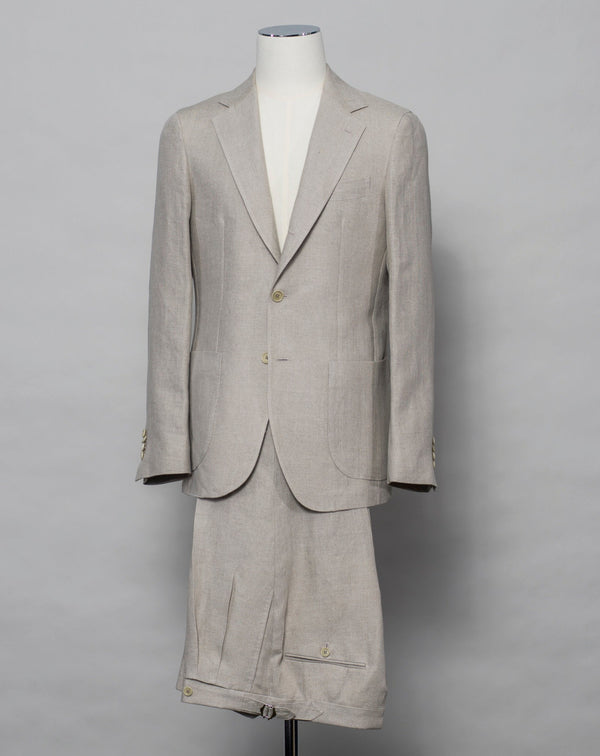 Slim fit Fits true to the size. If in doubt of your size, please contact us HERE Button closure 3 roll 2 buttoning, aka rollover Side vents 2 Patch pockets Composition:100%Linen 2 pleats in trousers front. Side Adjusters unfinished hem, needs to bee hemmed. Color: Light Sand / 1181 Linea: Gaiola Modello: GJ02 B2C Article: TP00807 Made in Naples, Italy GAiola linen suit roomy trousers o