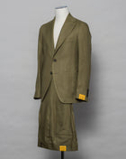 Composition: 100% Linen Modello: G-PL22K Color: Green / EV949 Slim fit Unconstructed Unlined Single breasted Wide notch lapel Patch pockets Side vents One pleat Made in Martina Franca, Italy Tagliatore Single Breasted Linen Suit / Green